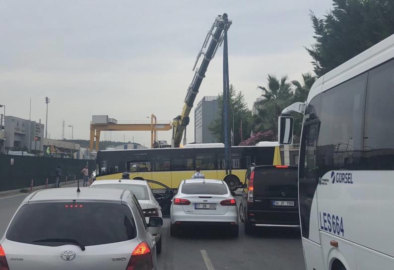 Atakent’te İETT Otobüsü Yolda Kaldı