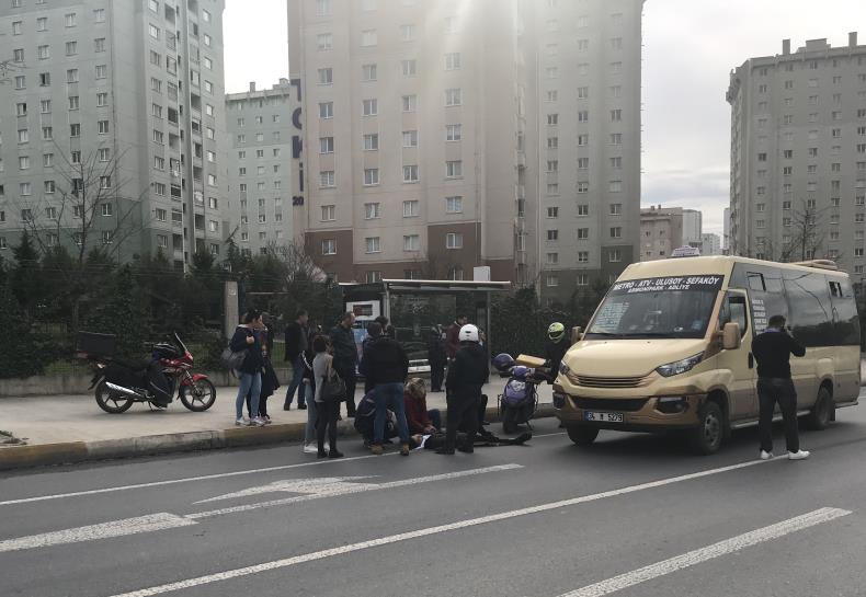 Atakent’te Minibüs Motosiklete Çarptı