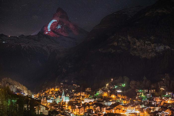 İsviçre Alplerini Türk Bayrağı Süsledi