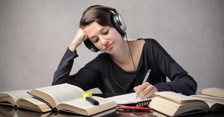 Ders Çalışırken Müzik Dinlenir Mi?